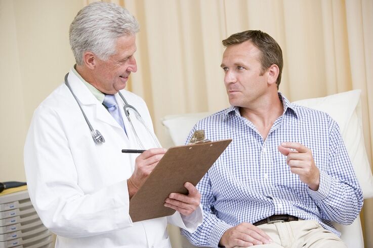 Medico e paziente prima dell'operazione per aumentare il membro