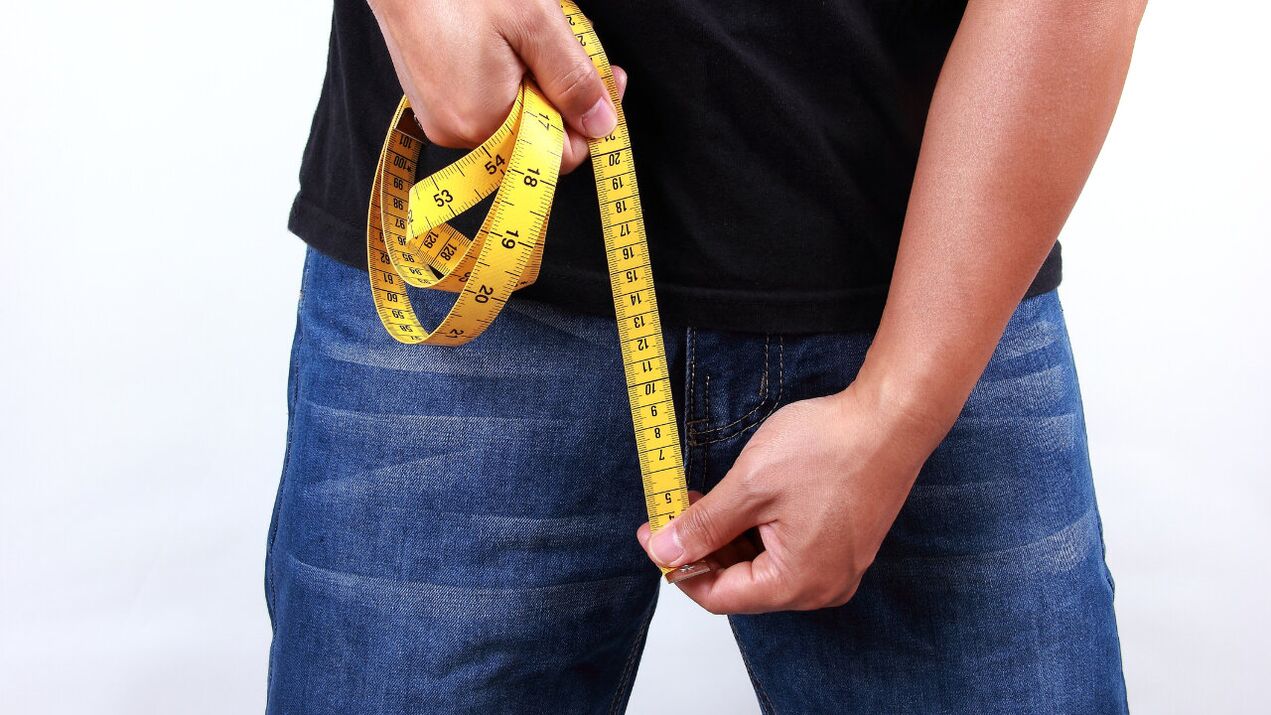 L'uomo misura il pene prima dell'ingrandimento